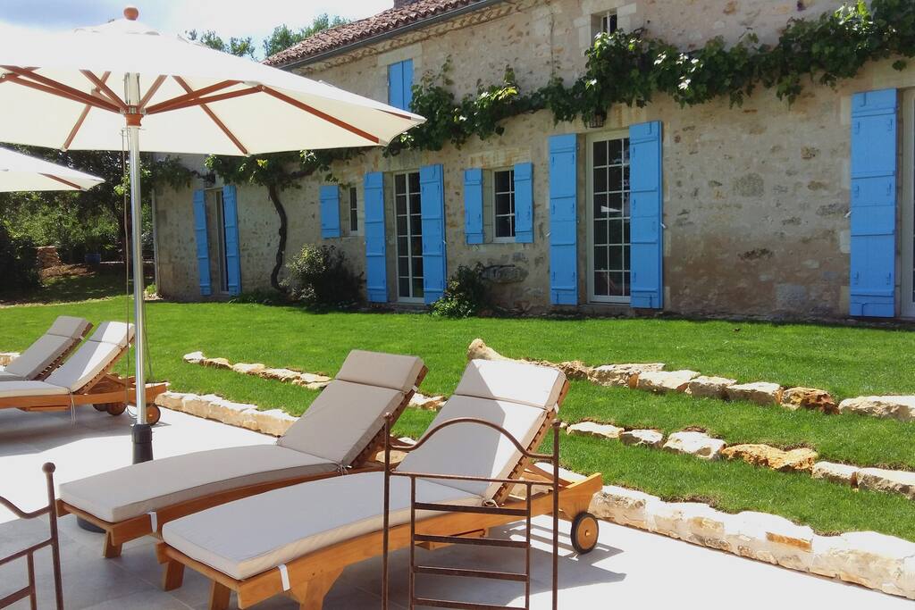 Plage de la piscine et maison