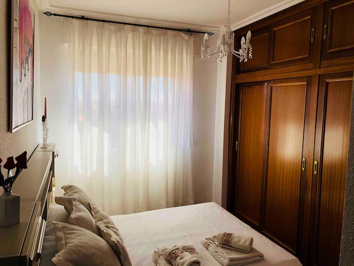 Главна спална соба со вградена гардероба