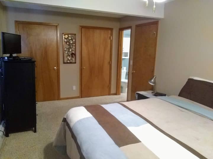 Chambre principale et commode avec télévision 24"et réseau Dish.