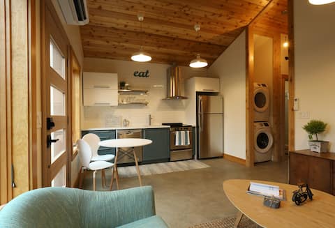 Little Cedar House  High Speed WIFI - Super Clean