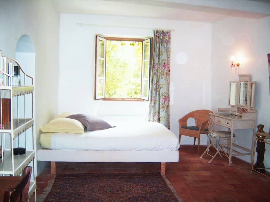 Chambre 2 de 2 pièces,Chambre Treille de 45m2, pièce deux, configuration lit double.