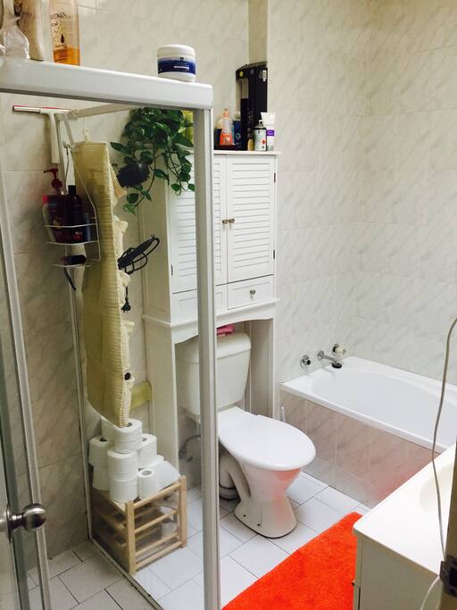 Good size bathroom that we will share . It has great size shower and bathtub. Enough storage for your cosmetics too