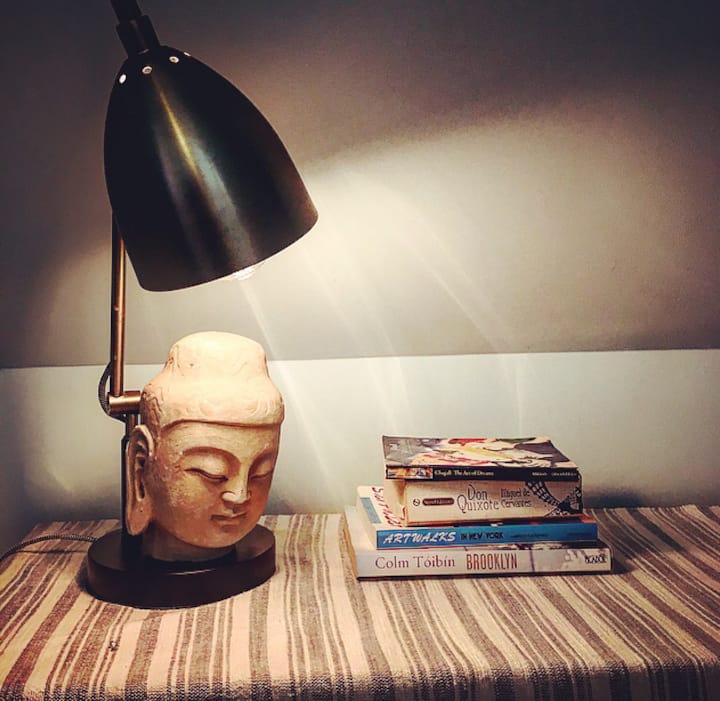 Primer dormitorio; escritorio para trabajar o simplemente relajarse con un gran libro.