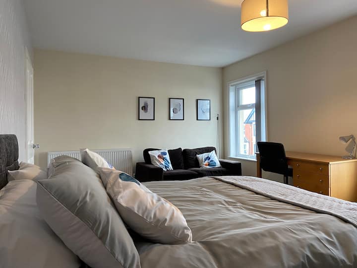 חדר שינה גדול עם ספה נפתחת במידת הצורך.