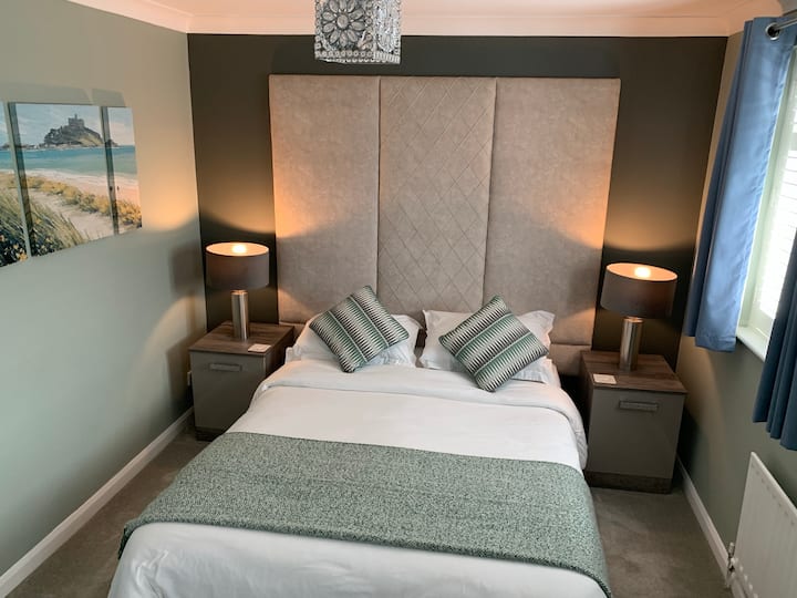 เตียงขนาดคิงไซส์โคมไฟแบบสัมผัสโต๊ะเครื่องแป้งไดร์เป่าผมและโทรทัศน์อัจฉริยะขนาด 24 ฟุต