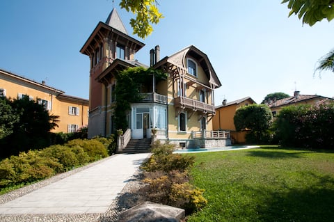 Beautiful Liberty Villa on the Lake