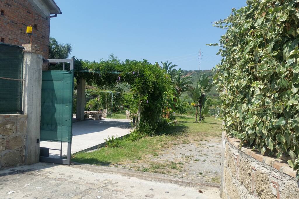 ingresso alla farmhouse con cancello automatico