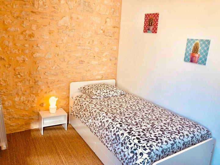 Спалня 3 - 1 легло от 90 см възможност за трансформиране в 2 легла (легло тип сандвич)
2 x 90 см