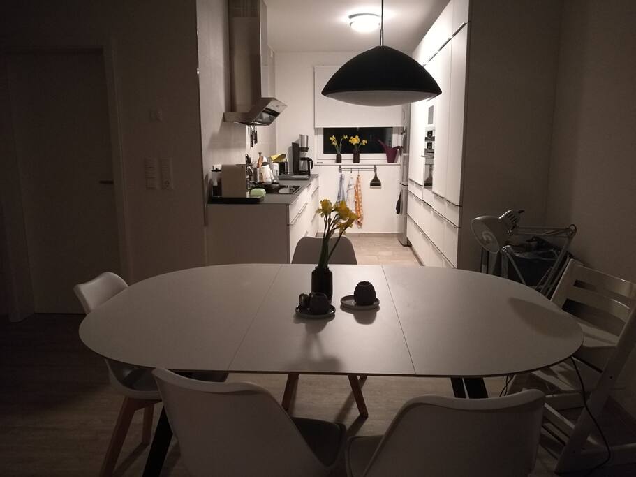 Küche mit Esstisch