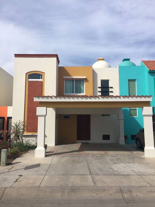 Esta es la casa, por el pasillo está la entrada al cuarto, por lo que lo hace independiente.