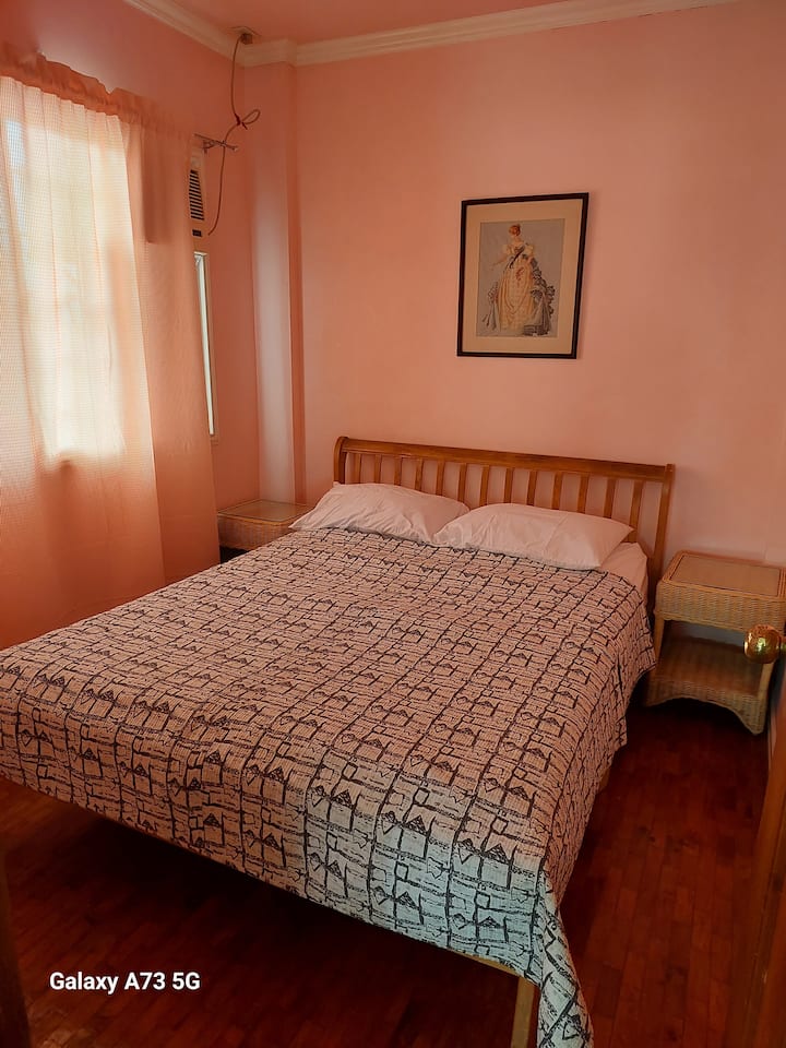 Საძინებელი №2 ორადგილიანი საწოლი ფანჯრის ტიპის კონდიციონერით