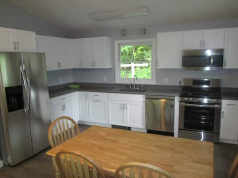 Bethlehem Newly Renovated Walk to town Getaway