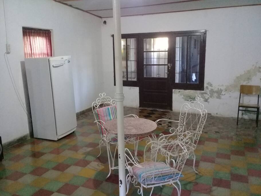 Salón recreativo de uso común con heladera a compartir con otros huespedes