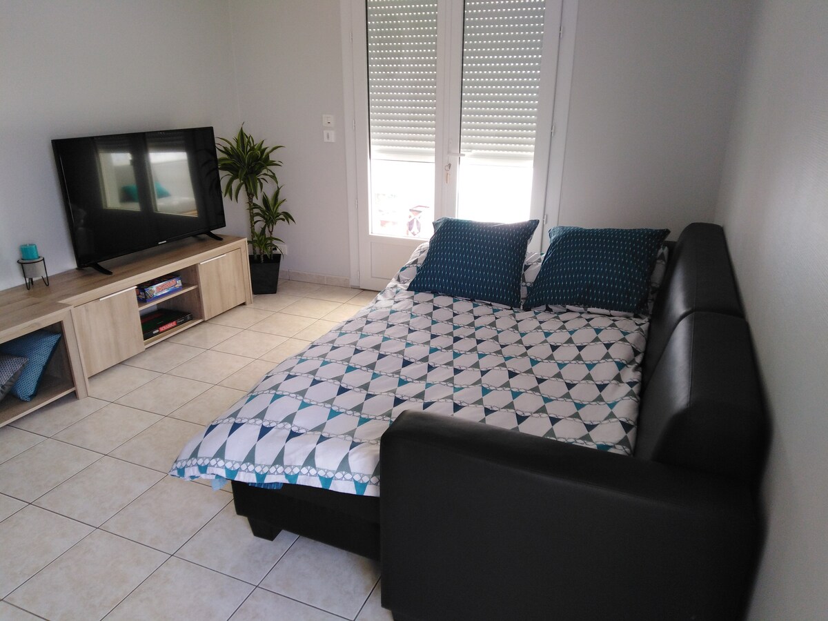 ספה במצב מיטה זוגית