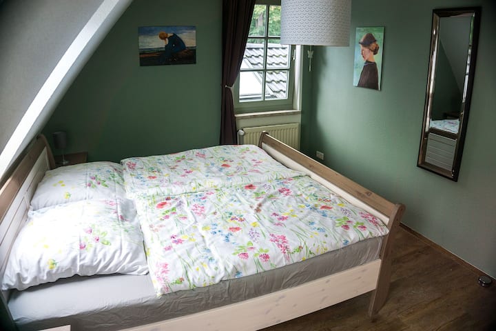 配备双人床的卧室