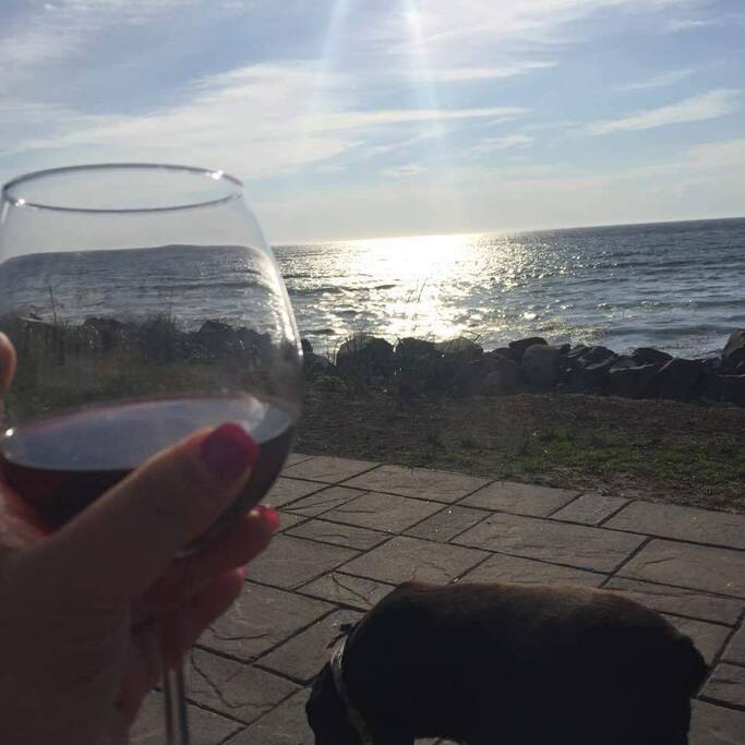 Un verre de vin sur la terrasse