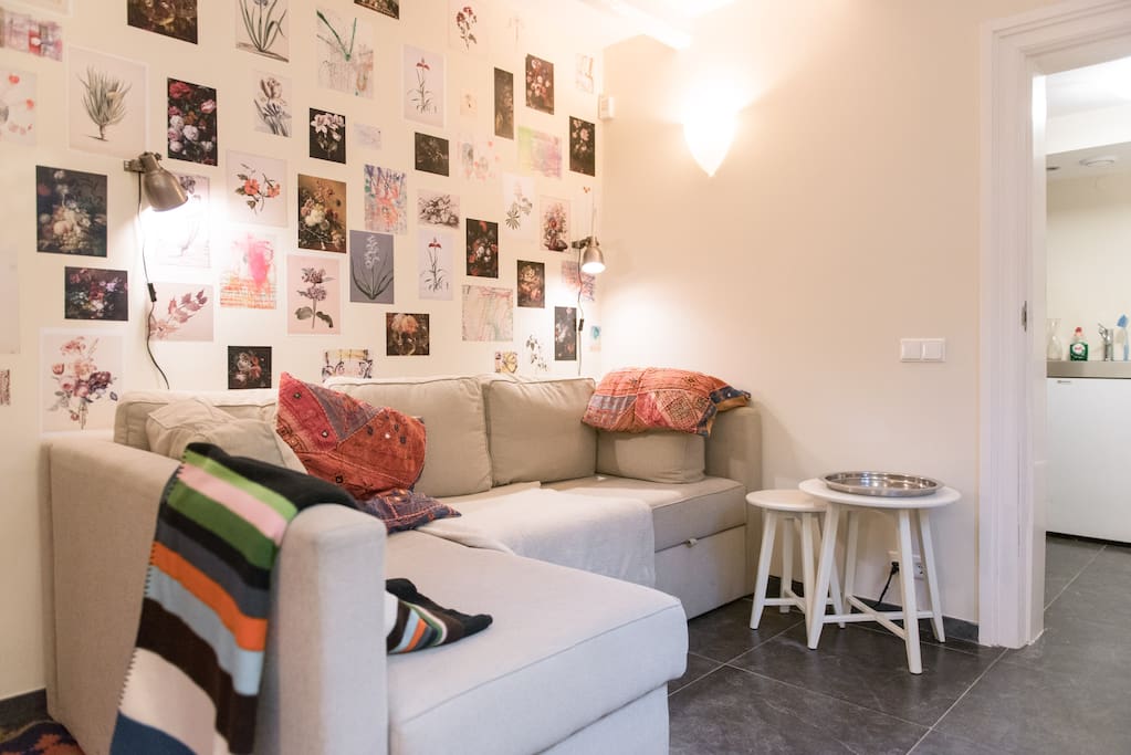 The sofa can be used as extra (boxspring) bed with topper