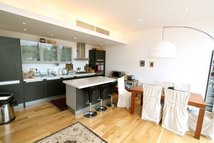 Penthouse w/ views of the London Eye – 2BR 2BR gallery image 2