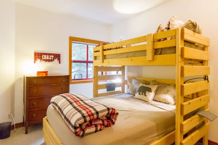 Segundo dormitorio con una cama tamaño queen y una cama loft individual.
