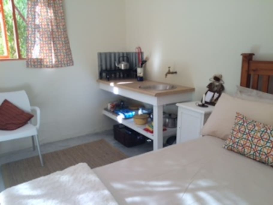 Equipped kitchenette with wash up
