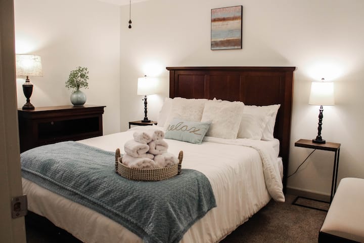 Спалня №1 с двойно легло. „Отпуснете се“ с удобни матраци, възглавници и олекотена завивка, за да осигурите удобна и чиста нощна почивка.