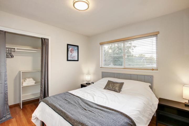 Queen size bed, closet and TV