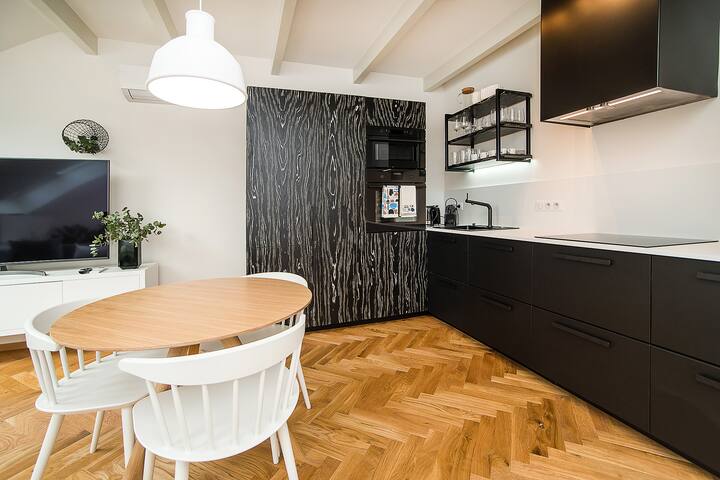 Luxurious two-bedroom in the Old Town gallery image 4