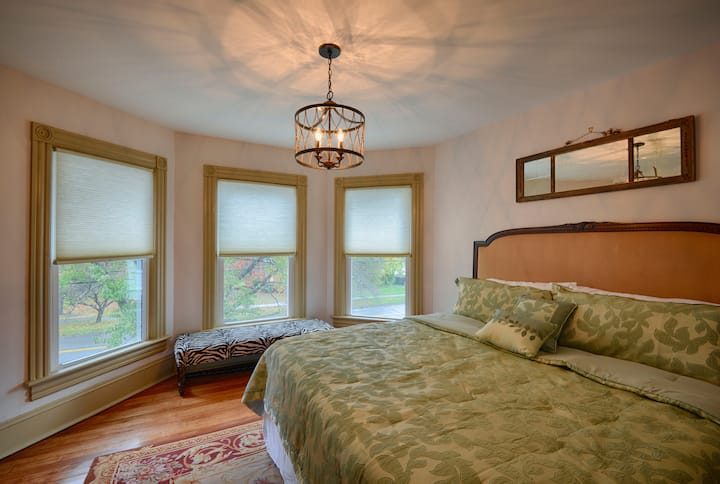 MONARCH 
Front facing second floor bedroom off of game room (can be locked off; has dual entry). 
King Size Bed