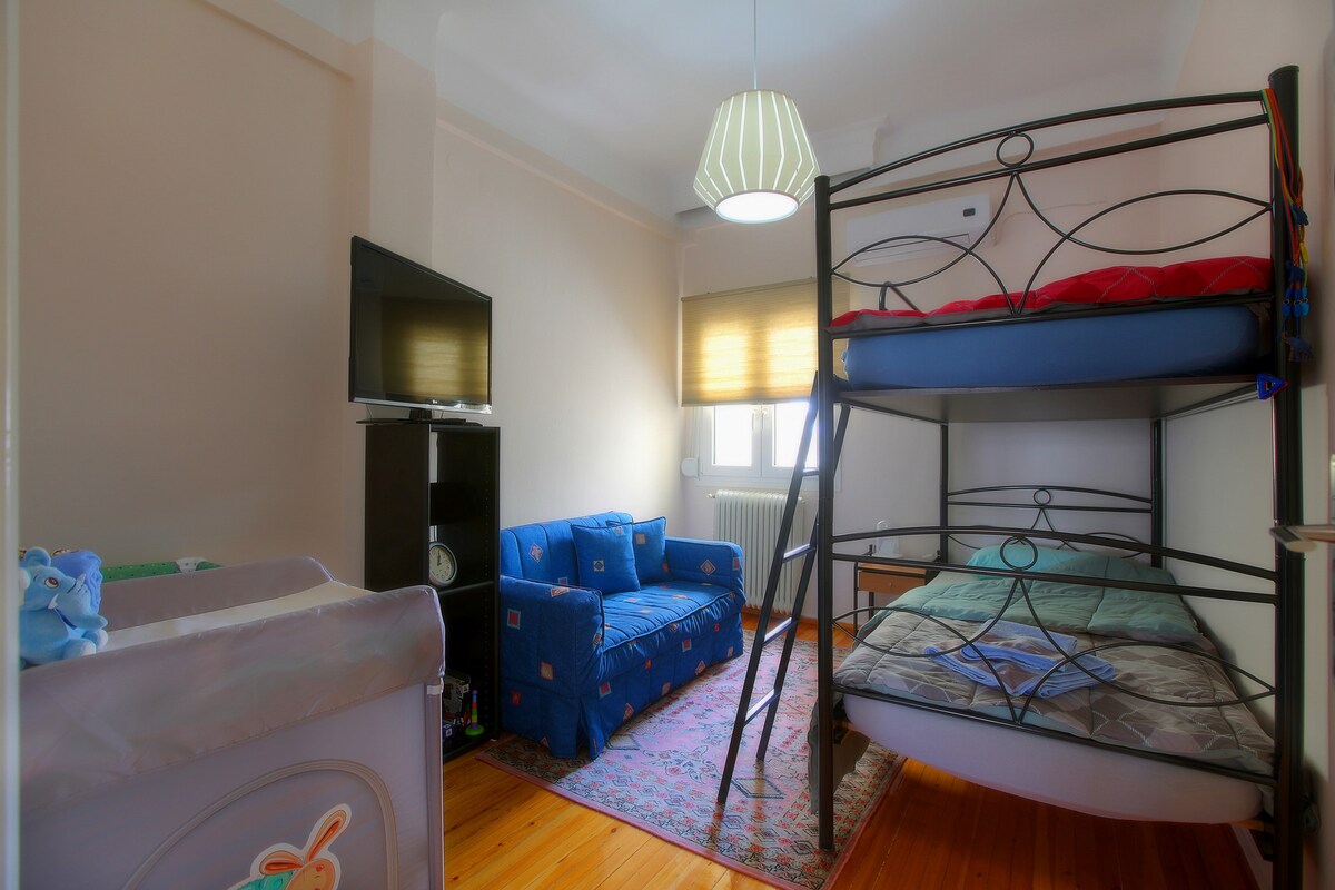 Საძინებელი 3,  რომელიც ათონოსის მოედანს გადაჰყურებს 