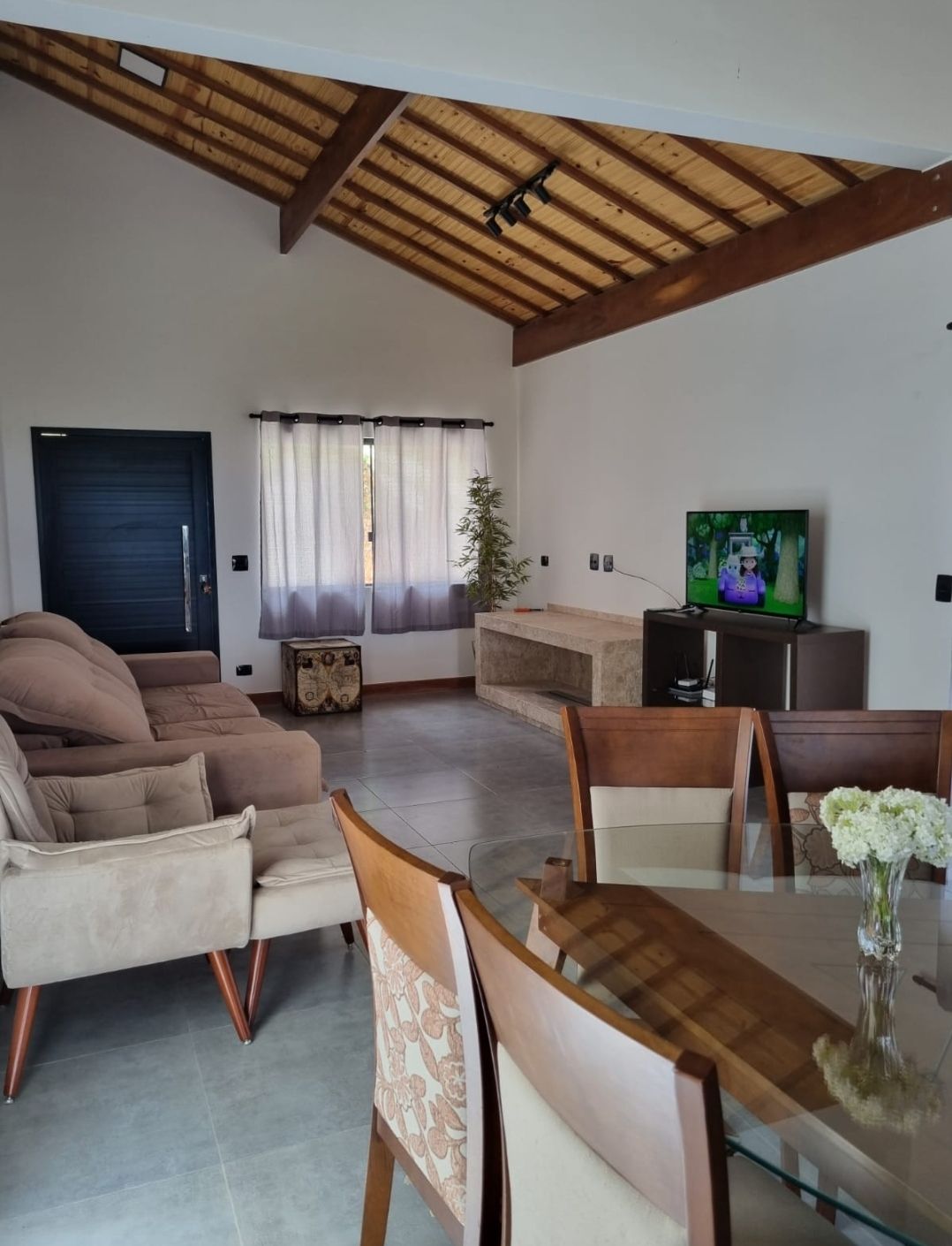 ВСЕКИДНЕВНА, КАМИНА И ТРАПЕЗАРИЯ