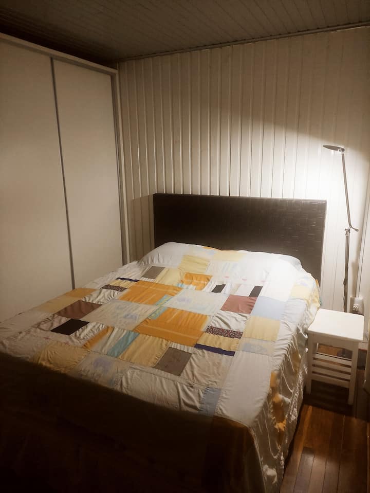 Quarto 2 - Cama tamaño queen + TV