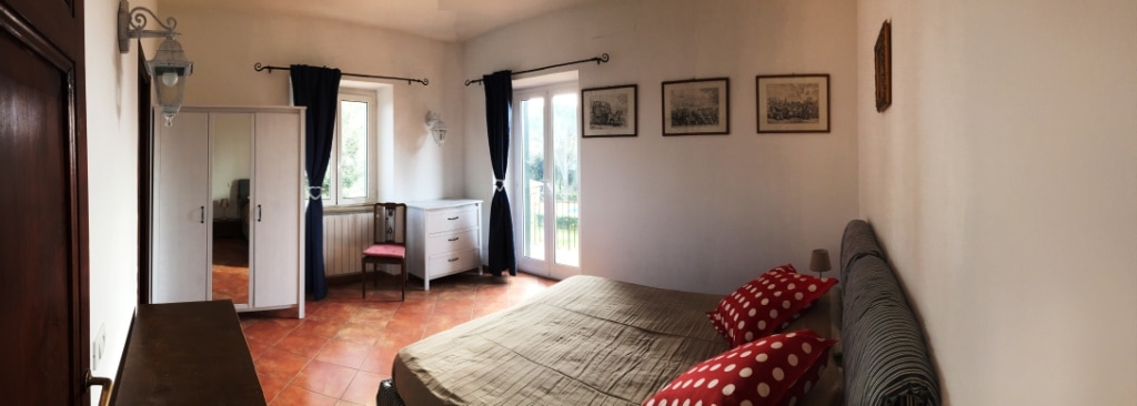 Chambre double avec balcon et salle de bain intérieure au premier étage