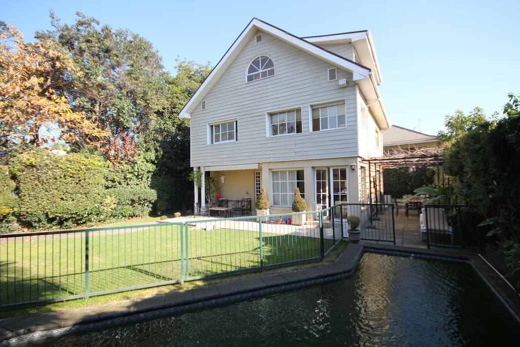 Front side of the house, where you may appreciate how nice it is, with its three floors and Georgian style frontis.