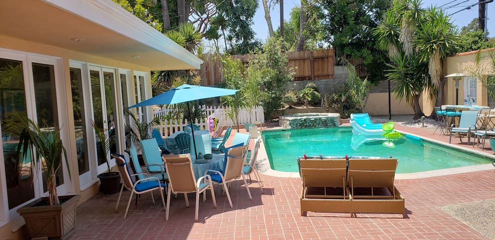Relaxing and bright room in spacious Ladera home