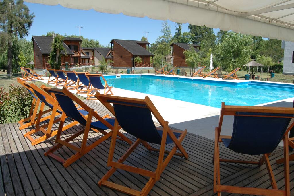 PISCINA con deck, reposeras y vista al rio Sarmiento