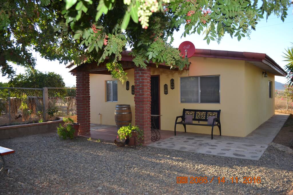 Qué mejor oportunidad que hacer historias nuevas con sus seres amados en el corazón de la Ruta del Vino. En el Rancho Campanario, te damos esa experiencia, ofreciendo un servicio tan cálido como el de tu propio hogar.
El alojamiento en "La Casita del Campanario", ofrece lo necesario para que su familia y amigos deseen que no terminen sus vacaciones.
Encontrándonos justo en el medio del Valle, se vuelve sencillo llegar a cualquier vinícola, restaurante o punto de interés que tengas en mente.
Te invitamos a hospedarte con nosotros y disfrutar de su estancia en la Ruta del Vino.