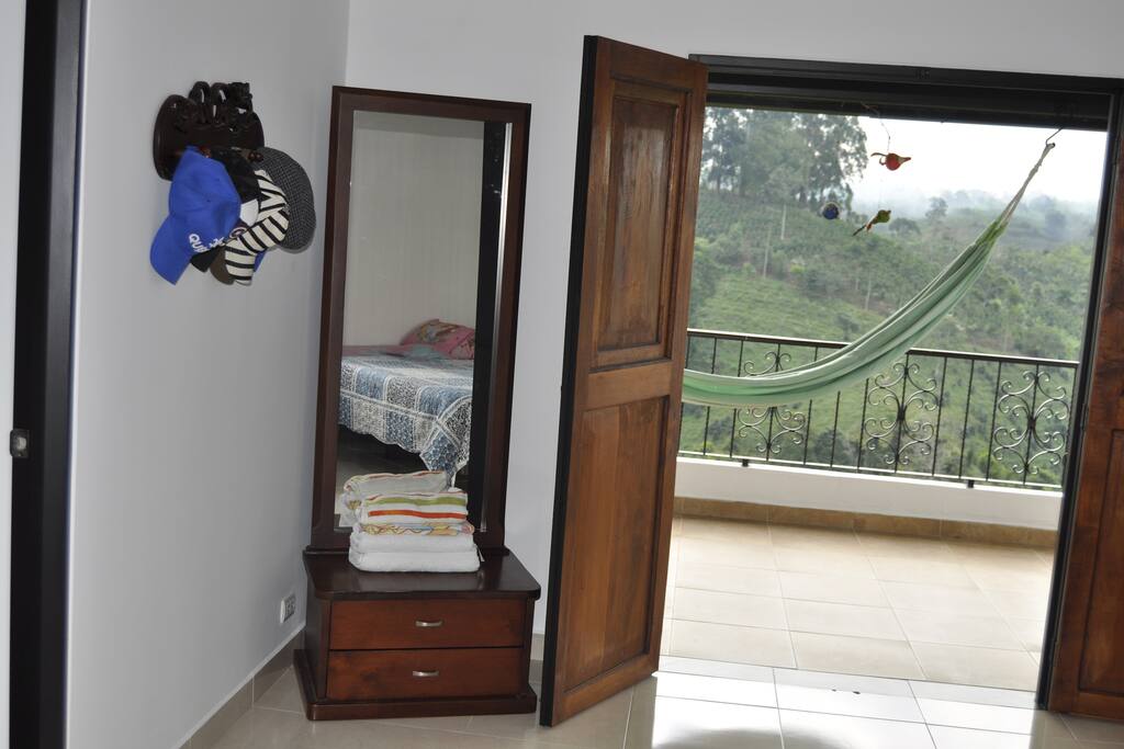 salida a balcon alcoba de 2 camas