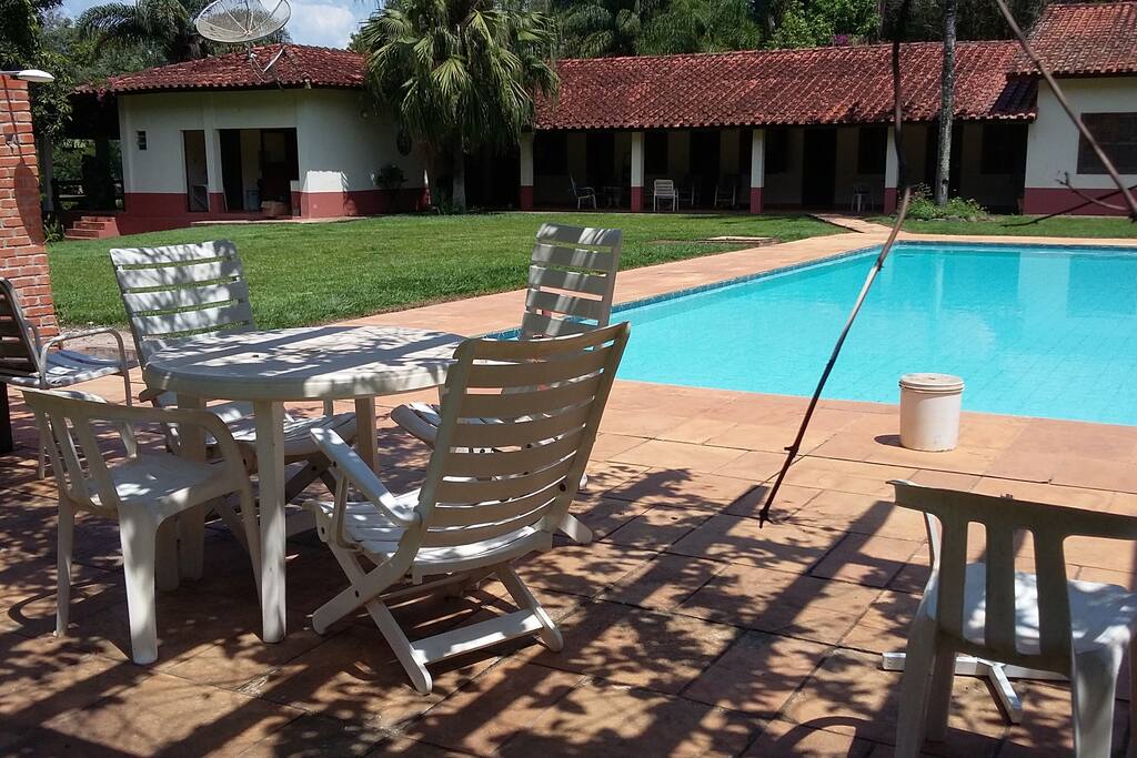 Mesa e cadeiras piscina