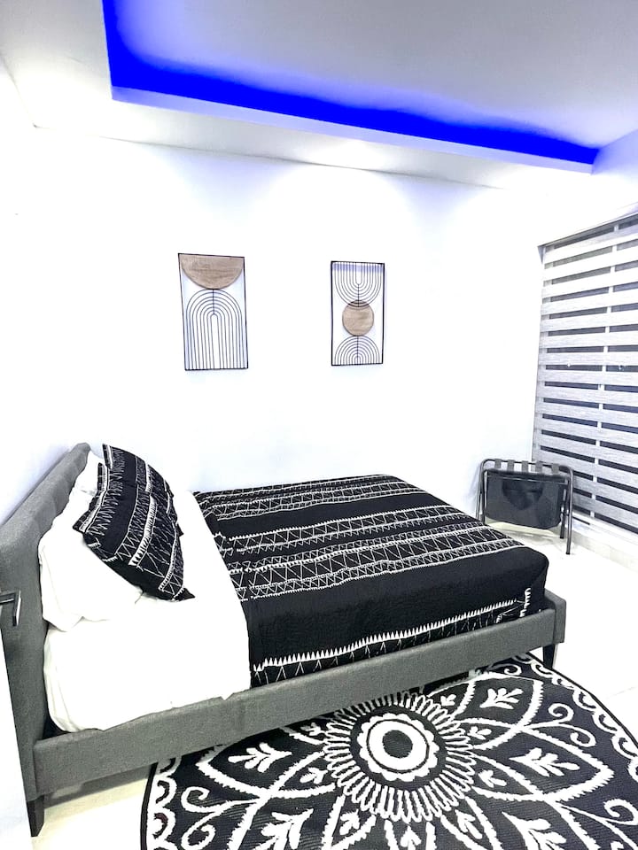 Chumba cha kulala cha 4 na maoni ya panoramic ya miji ya Santiago, Moca na La Vega. Imewekwa na AC na Smart TV 