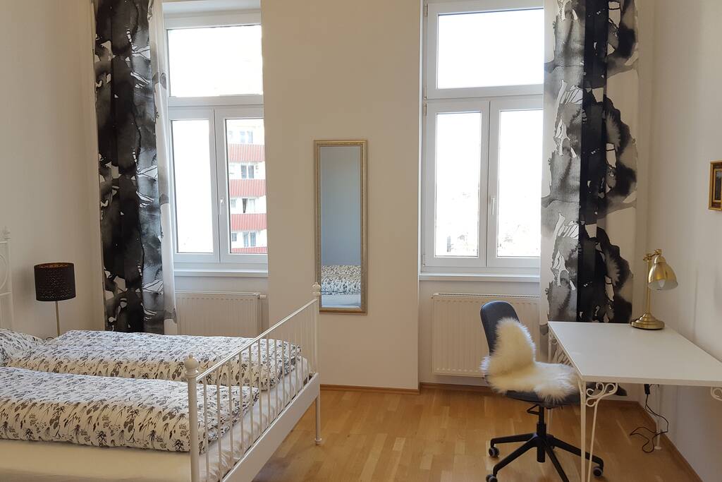 Schlafzimmer/ Bedroom