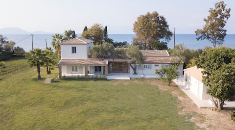 Natura Mare, 6 bedrooms villa right on the beach