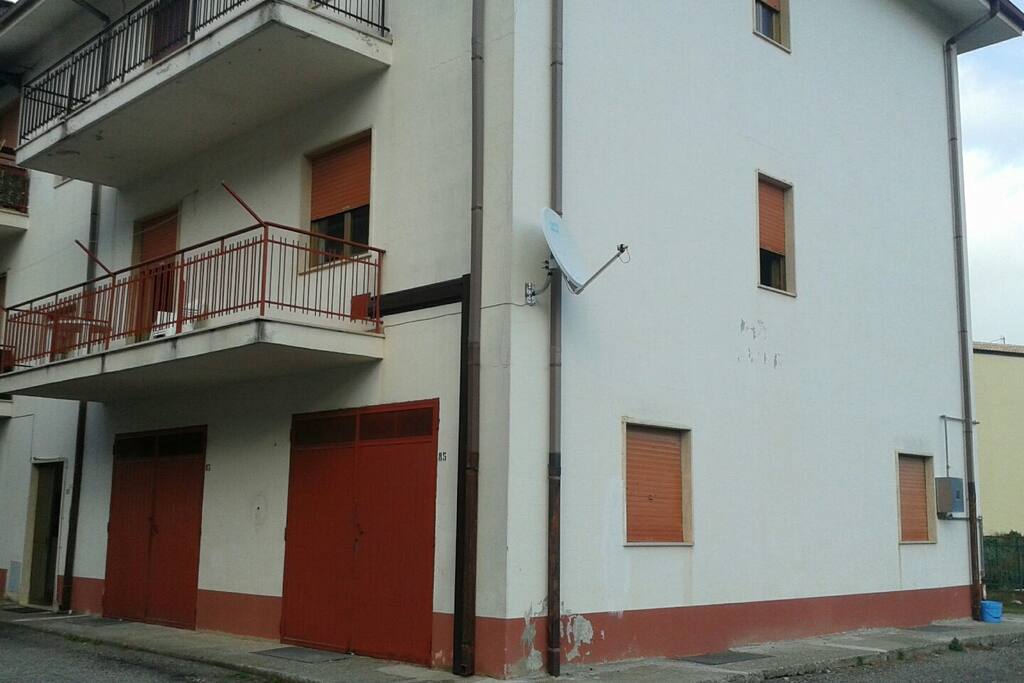 Immagine del balcone con due finestre (cucina soggiorno e una delle camere da letto) e finestra del bagno laterale