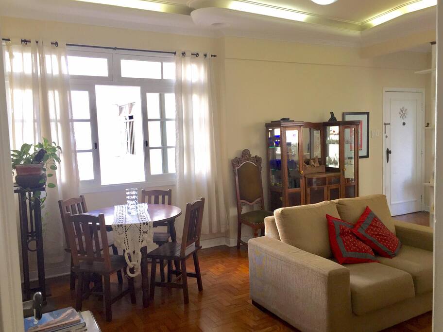 Sala clara e aconchegante