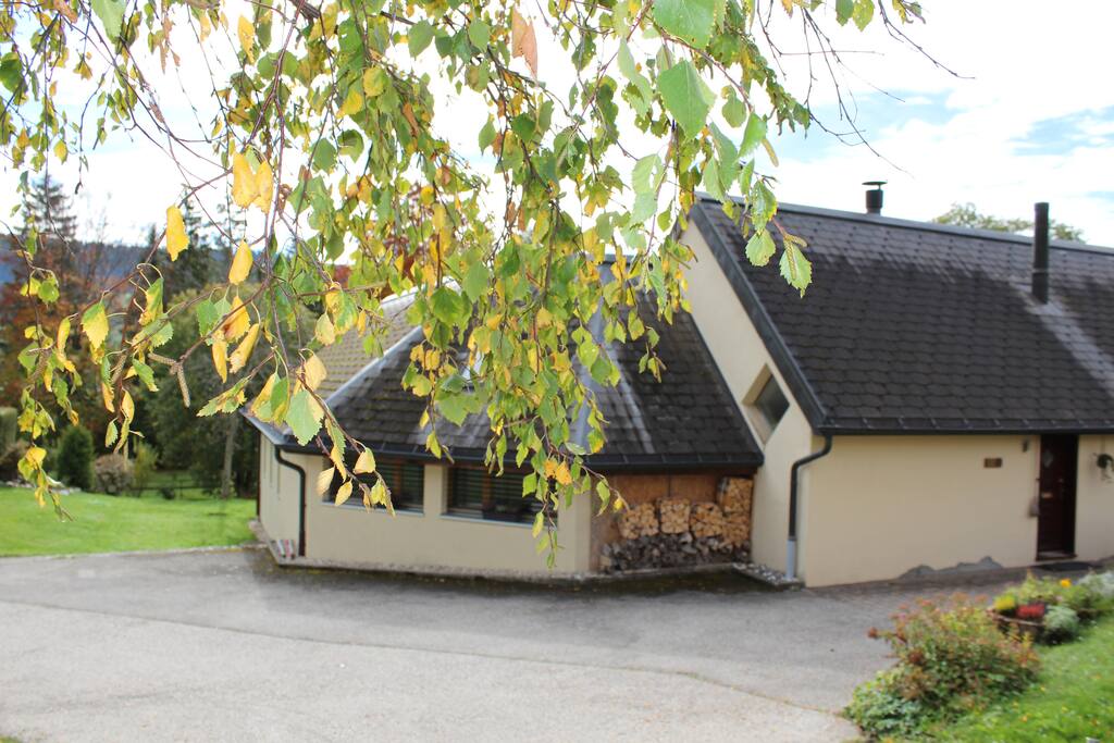 arrivée à la maison avec place de parc disponible et garage intérieur en hiver