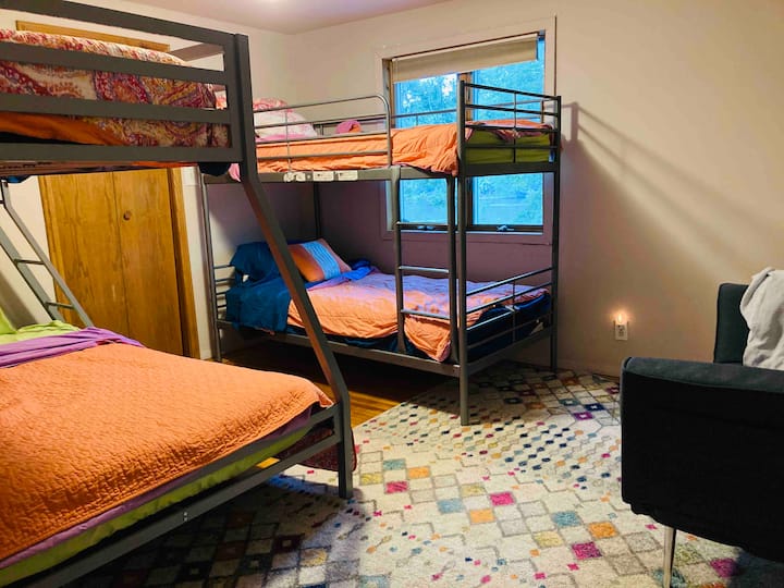 Chumba cha ghorofa- mapacha juu ya mapacha na mapacha juu ya kochi kamili, la futoni kwa ajili ya mapumziko. Inatazama ziwa