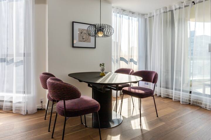 Amazing Location – 2BDRM/2BATH – right on Robson gallery image 5