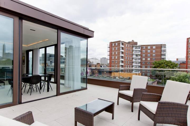 Stunning Old Street Penthouse gallery image 2