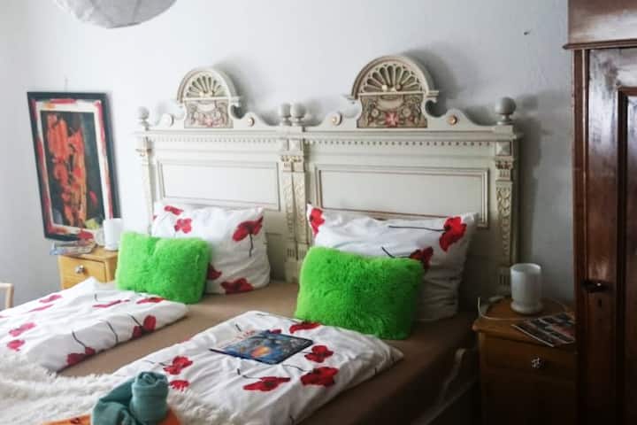 “Cama de boda de más de 100 años”
fue un hallazgo histórico.
encantador 2017 por un
Carpintero restaurado y encendido
2x2m reconvertido... Habitación 5 además 1 cama individual y baño 