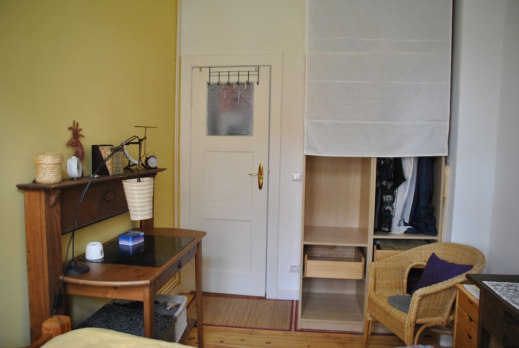 Stauraum für Kleider und Koffer.