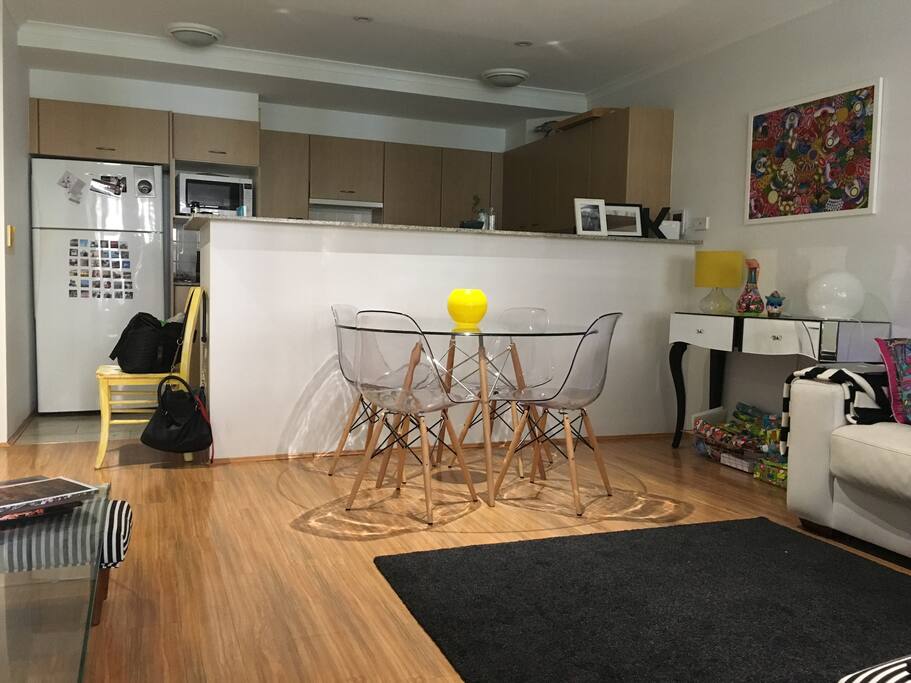 Dining table/chairs